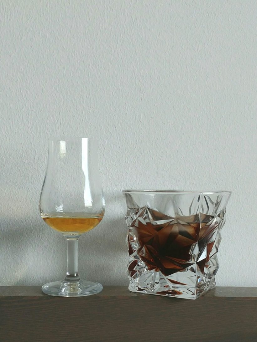 whisky z colą w tumblerze
